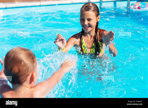 Kleine Kinder Spielen Und Spaß Haben Im Schwimmbad Mit Luftmatratze