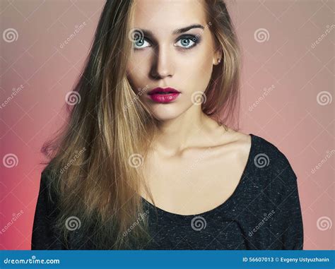 Jonge Blonde Vrouw Met Blauwe Ogen Het Mooie Meisje Van De Blonde Stock Afbeelding Image Of