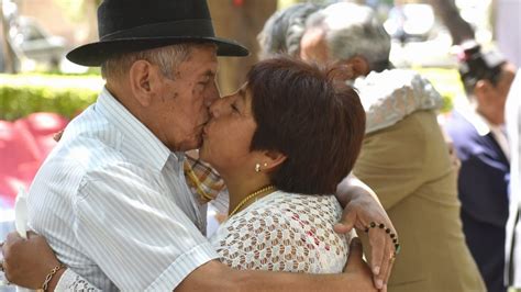 Promesa De Amor Con Vals Y Brindis Adultos Mayores Renuevan Sus Votos