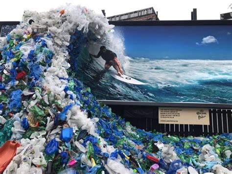 Une Installation Impressionante Sur Les Déchets Plastiques Dans Locéan