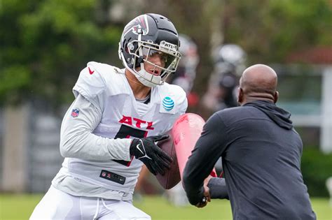 Atlanta Falcons' Star Wide Receiver Drake London Exits Game With Hip