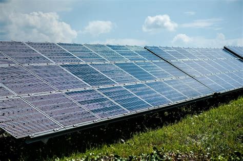 Painel de energia solar fotovoltaica no fundo do céu verde limpo