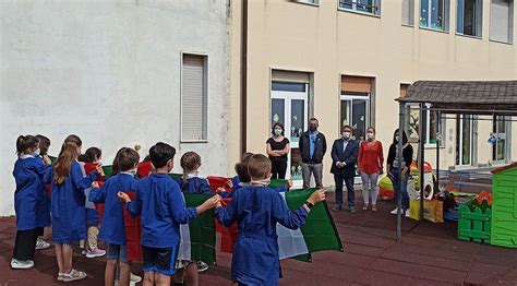 Lions Club Riva S Stefano Consegnato Il Tricolore Ai Bambini Delle