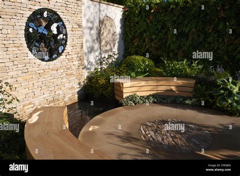 Wooden Circular Garden Bench Hi Res Stock Photography And Images Alamy