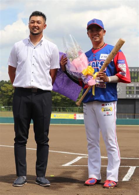 清田育宏引退に内竜也氏来場「頼りになるバッターでした」ロッテ選手のサイン入りバット贈呈 プロ野球 日刊スポーツ