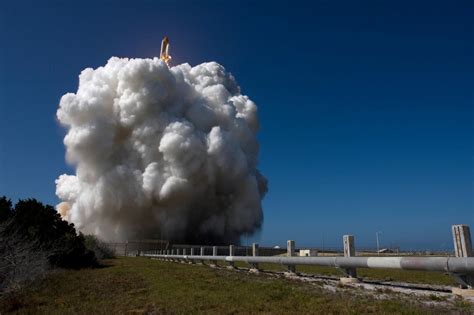 Fond Décran Véhicule Explosion Navette Spatiale Nuage Atmosphère