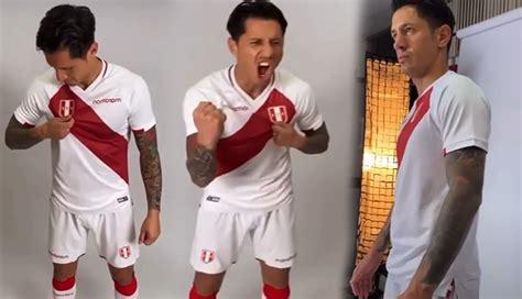 Gianluca Lapadula posa por primera vez con la camiseta de la selección