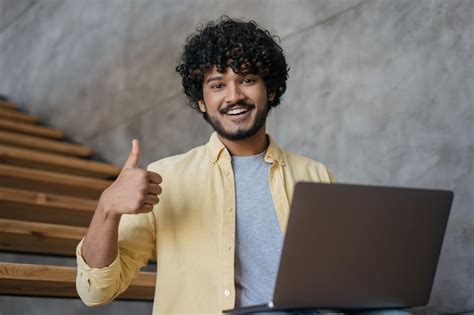 Freelancer Indiano Sorridente Usando Laptop Mostrando Polegar Para Cima