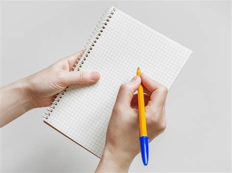 Una Mujer Escribe Con Un Bol Grafo En Una Hoja En Blanco De Un Cuaderno