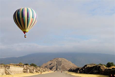 Pirâmide Da Lua O Balão De Ar Quente Imagem de Stock Imagem de