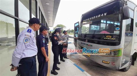 Jelang Arus Mudik Bus Dan Pengemudi Di Terminal Banjar Jalani