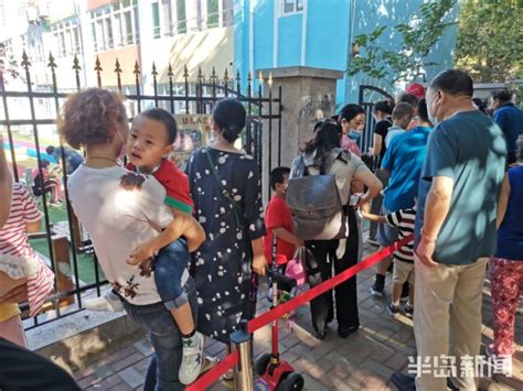 孩子开学不愿上幼儿园 家长为送孩子入园使出“浑身解数” 封面新闻