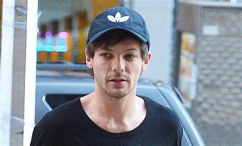 Louis Tomlinson Snaps A Shirtless Selfie From His Bed Louis Tomlinson