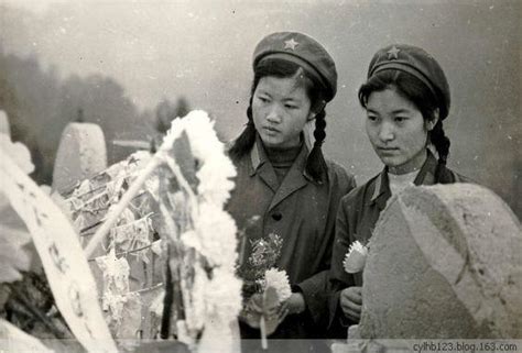 向巾帼英雄致以节日的问候和敬意：对越自卫反击战中的女兵英姿