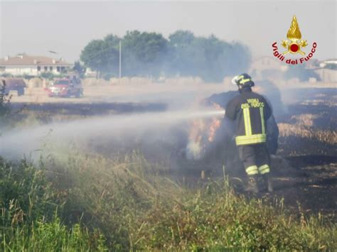 Incendio In Un Campo Agricolo Le Fiamme Si Estendono A Una Pressa Per