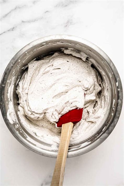 Easy 5-Min Oreo Whipped Cream Cheese Frosting Recipe