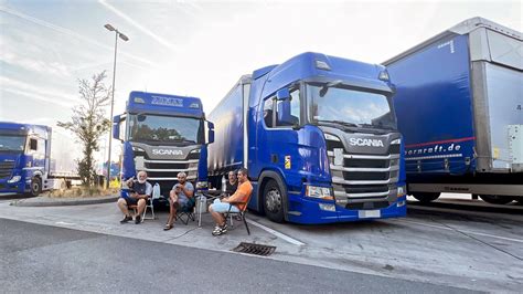 Streik in Gräfenhausen Lkw Fahrer warten auf über halbe Million Euro