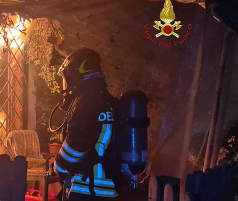 Roma Fiamme Nell Appartamento Una Donna Rimane All Interno Ma I