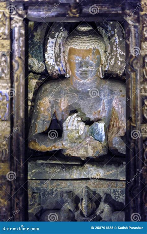 Estatua De Un Relieve De Buddha Tallado En Cueva De Ajanta Foto De