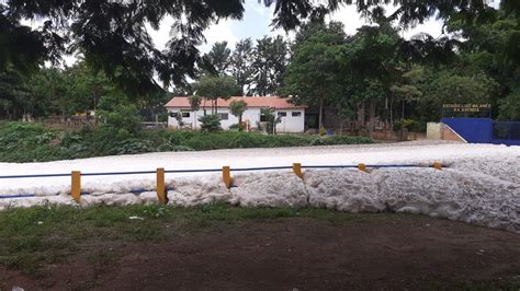 Ap S Temporal Espuma De Polui O Do Rio Tiet Encobre Rua Em Salto