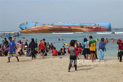 Objek Wisata Bangkai Kapal Pencuri Ikan Bagian Republika Online