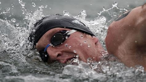 Schwimm Ass Lurz Im Wasser schwammen Ratten tote Schildkröten und Holzpaletten mit Nägeln