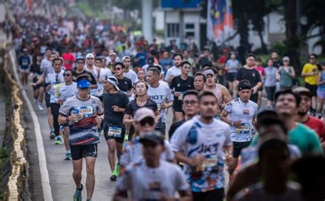 Peserta Ramaikan Lomba Lari Lps Monas Half Marathon Foto