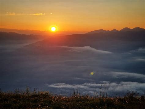 Sonnenaufgang im Zillertal von der Kristallhütte aus