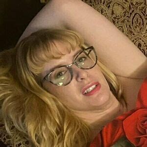 Melissa Rauch Nude Photo 0040