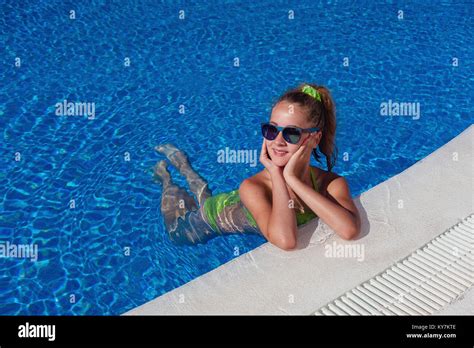 Belle jeune fille en bikini vert âge natation en piscine extérieure Piscine shot Copiez l