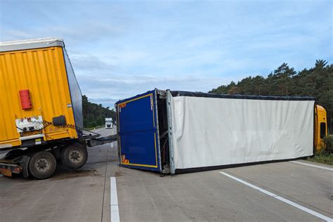 Unfall A9 Lastwagen Kippt Auf A9 Um Und Blockiert Alle Spuren