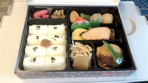 幕の内弁当の由来や特徴｜料理が引き立つ折箱をご紹介 折箱の通販なら折箱堂｜業務用テイクアウト容器専門店