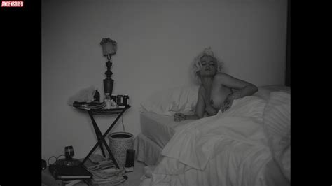 Голая Ана де Армас в Blonde II