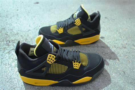 Air Jordan 4 Retro Thunder Sole Collector