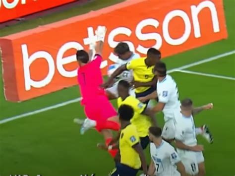 El audio del VAR: ¿por qué no fue penal para Uruguay contra Ecuador