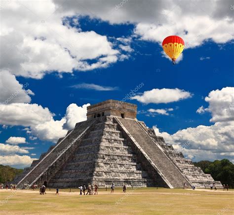 The temples of chichen itza temple in Mexico — Stock Photo © gary718 ...