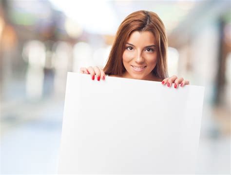 Brunette Femme Tenant Panneau Blanc Photo Gratuite