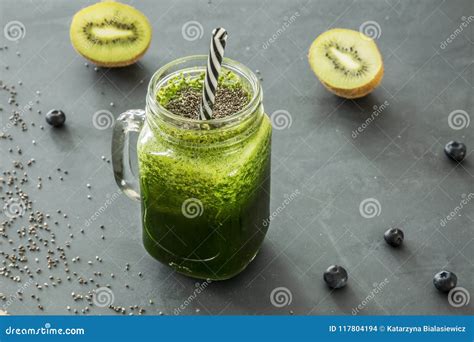 Smoothie Verde Sano En Un Tarro De Cristal Con Una Paja Y Kiwi Bl