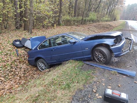 Wypadek w Smęgorzowie BMW wylądowało w rowie na drodze krajowej nr 73