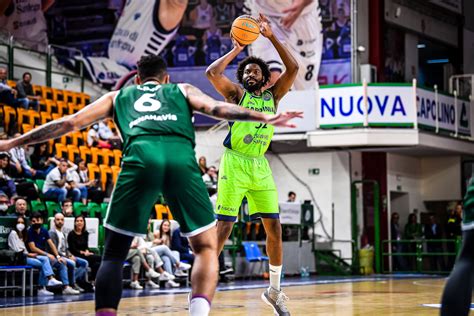 Fotos: Las mejores imágenes del partido entre el Dinamo Sassari y el