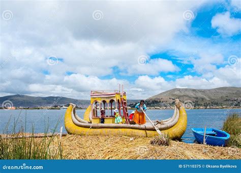 漂浮的uros海岛人们的喀喀湖的在秘鲁 编辑类图片 图片 包括有 海岛 女性 伙计 流星锤 小船 57110375