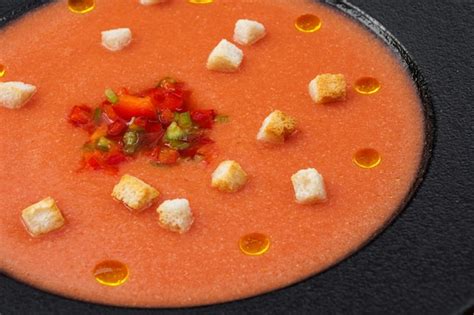 Gazpacho de sopa de tomate fría tradicional española con verduras