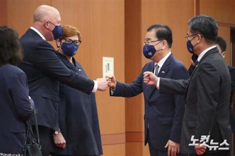 인사하는 한 호주 외교·국방 장관 노컷뉴스