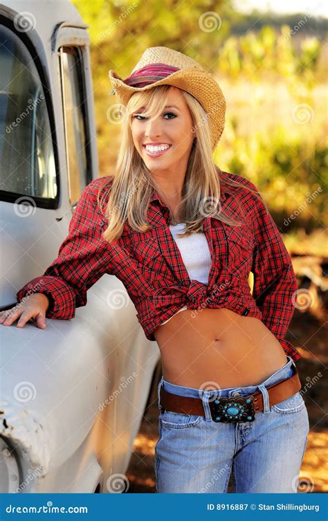 Fille Blonde De Pays Dans Le Chapeau Et Des Jeans Image Stock Image Du Mince Yeux 8916887