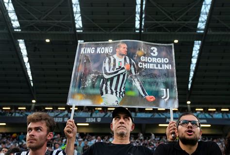 L Ultima Allo Stadium Di Chiellini E Dybala L Omaggio Dei Tifosi Della