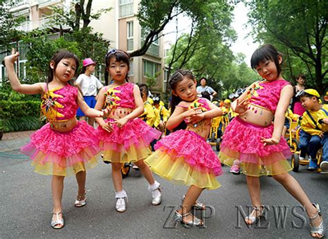 我的节日我做主——记大华幼儿园六一花车巡游活动