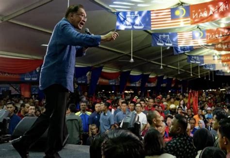 Hot Sexy Lisdawati Anwar Bikini Pics