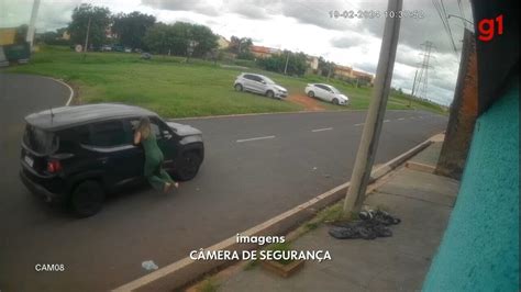 V Deo Mulher Arrasta Vendedora De Cosm Ticos Pendurada Em Janela De