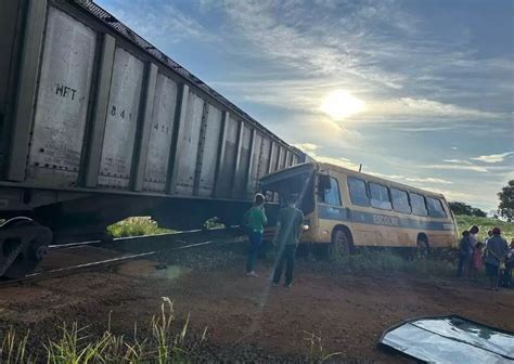 Acidente entre trem e ônibus escolar deixa um adolescente ferido em