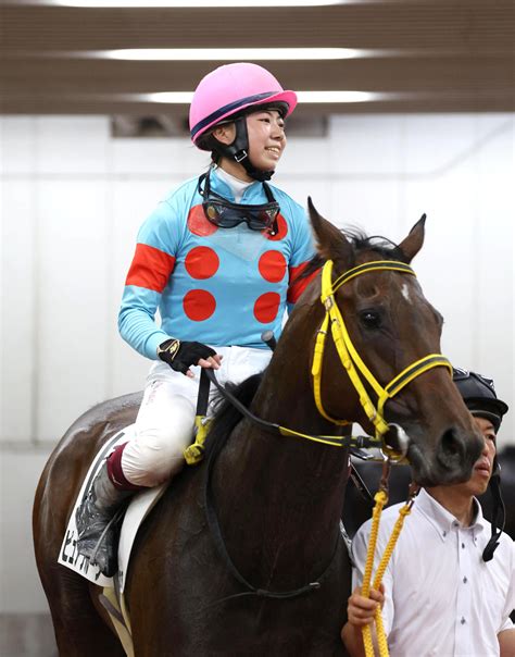 河原田菜々騎手「馬の力に助けられました」直線一気でデビュー5勝目／中京2r 競馬写真ニュース 日刊スポーツ